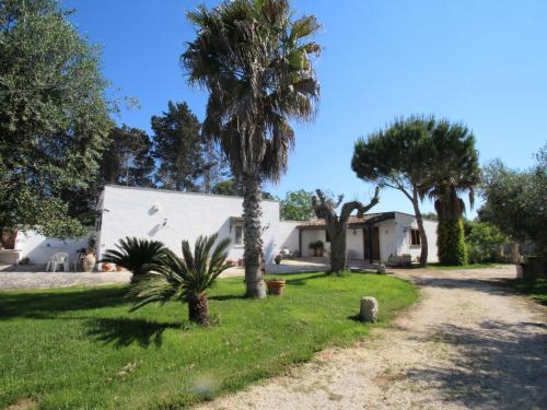 ein Haus mit Palmen im Hof in der Unterkunft Holiday Home Piccola by Interhome in Vignacastrisi
