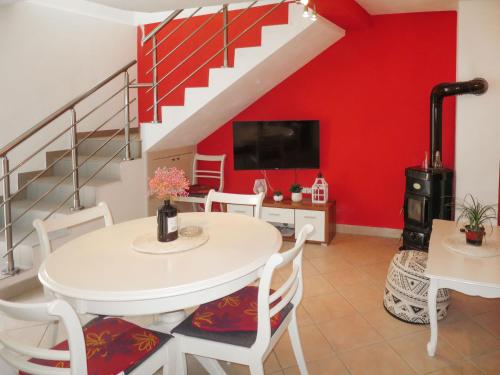 Televízia a/alebo spoločenská miestnosť v ubytovaní Holiday Home Gojko by Interhome