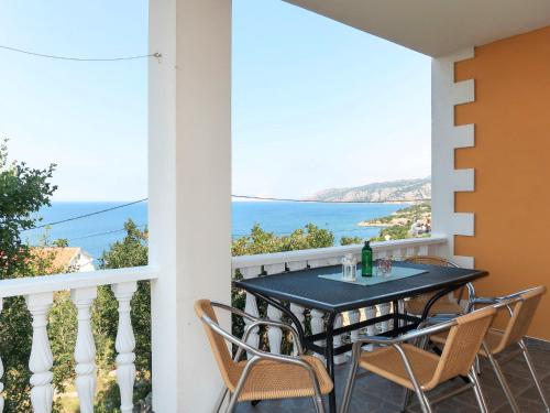 a balcony with a table and chairs and the ocean at Apartment Daniel - KBG404 by Interhome in Pandžinac