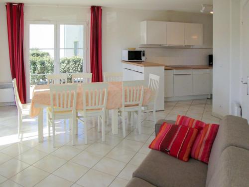 une cuisine et une salle à manger avec une table et des chaises dans l'établissement Holiday Home Résidence Indigo II-2 by Interhome, à Biscarrosse-Plage