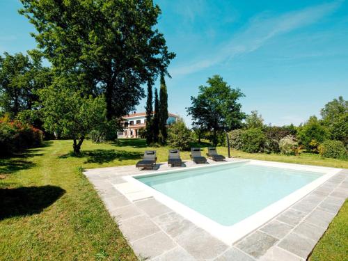 una piscina en un patio con sillas y una casa en Holiday Home San Giacomo by Interhome, en Tigliole