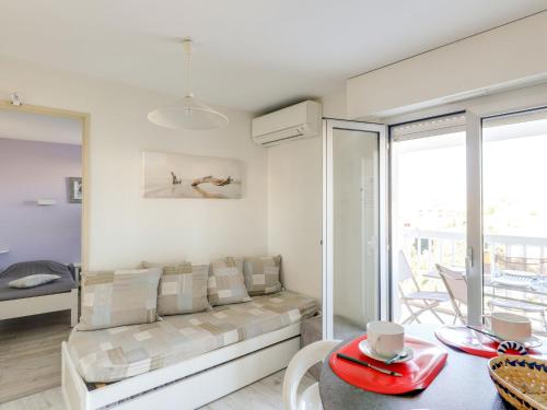un salon avec un canapé et une table dans l'établissement Apartment Port d'Attache-3 by Interhome, à Fréjus