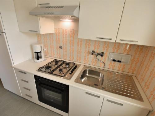 eine kleine Küche mit einer Spüle und einem Herd in der Unterkunft Apartment Villa Laura by Interhome in Crone