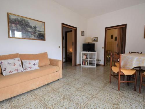 ein Wohnzimmer mit einem Sofa und einem Tisch in der Unterkunft Apartment Villa Laura by Interhome in Crone