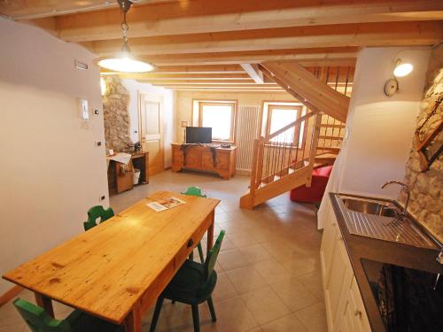 TV a/nebo společenská místnost v ubytování Apartment Albergo Diffuso - Cjasa Ustin-2 by Interhome