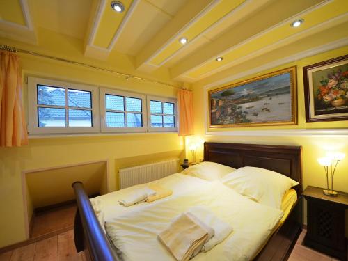 Ένα ή περισσότερα κρεβάτια σε δωμάτιο στο Holiday Home Strandflieder by Interhome