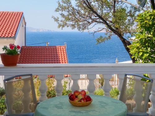 un cesto di frutta su un tavolo sul balcone di Apartment Donata by Interhome a Senj