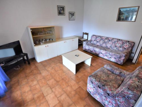 ein Wohnzimmer mit einem Sofa und einem Couchtisch in der Unterkunft Apartment Elettra-3 by Interhome in Crone