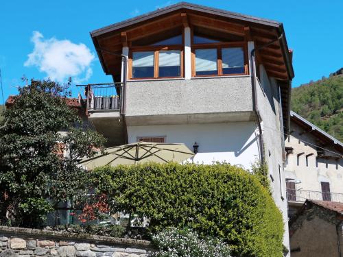 dom z balkonem na boku w obiekcie Apartment Livo - GRV556 by Interhome w mieście Livo