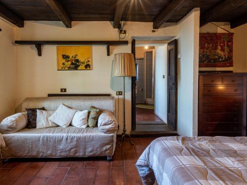 ein Wohnzimmer mit Sofa und ein Schlafzimmer in der Unterkunft Apartment Arte e Cucina-2 by Interhome in Gravedona