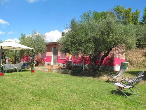 チェルタルドにあるHoliday Home Podere Conte Francesco-Carla by Interhomeのピンクの家