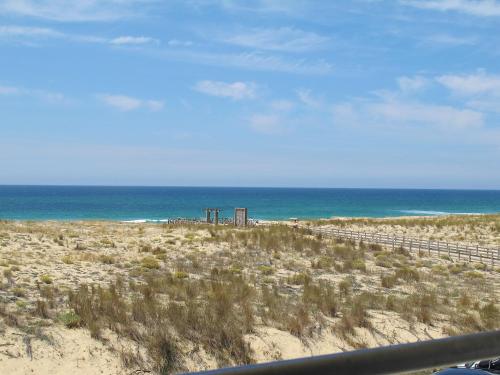 - une plage avec une clôture et l'océan dans l'établissement Apartment Capama-2 by Interhome, à Mimizan-Plage