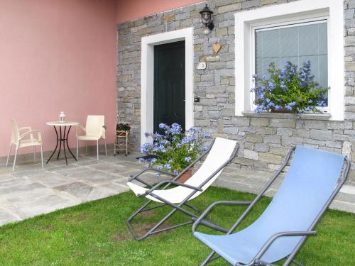 patio z krzesłami, stołem i oknem w obiekcie Holiday Home Gigliola - CCO390 by Interhome w mieście Colico