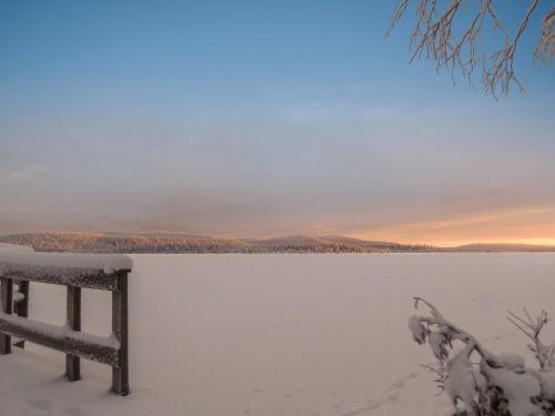 uma vista para um lago congelado com neve no chão em Holiday Home Äkäsjärven lomamökit 3 by Interhome em Rauhala
