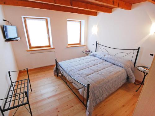 1 dormitorio con 1 cama y TV en Holiday Home Albergo Diffuso - Cjasa Ressa by Interhome, en Barcis