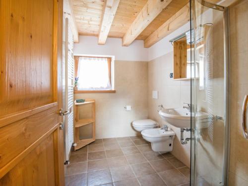 Koupelna v ubytování Apartment Albergo Diffuso - Cjasa de Barce-2 by Interhome