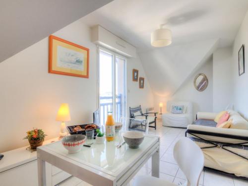 een woonkamer met een tafel en stoelen bij Studio Appartement Aillerie by Interhome in Dinard