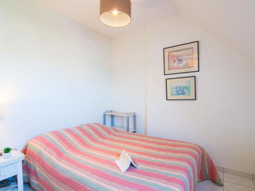 une chambre avec un lit avec une couverture rayée dans l'établissement Studio Aillerie by Interhome, à Dinard
