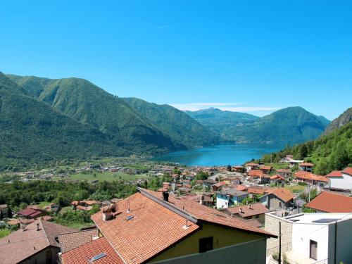 ポルレッツァにあるApartment Nicole by Interhomeの湖と山を背景にした町