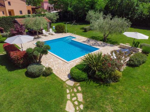 een uitzicht over een zwembad in een tuin bij Apartment Fiore-1 by Interhome in Gedići