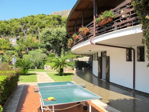 una mesa de ping pong frente a un edificio en Apartment Costa di Kair ed Din-1 by Interhome, en Sperlonga