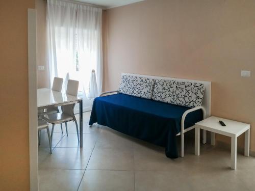 1 dormitorio con cama, mesa y escritorio en Apartment Laura-1 by Interhome, en Castellammare di Velia