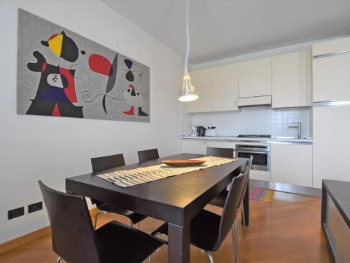 - une cuisine avec une table à manger et des chaises dans l'établissement Apartment Judeca Nova by Interhome, à Venise