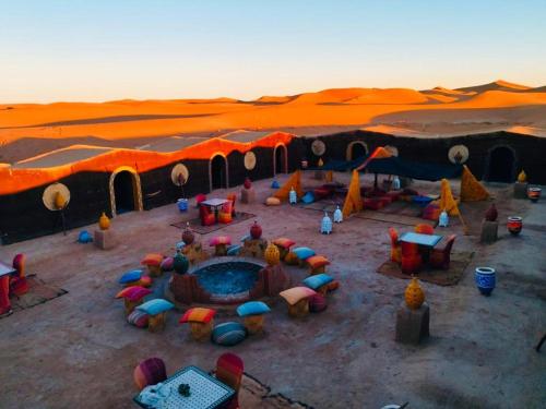 Chegaga Nomad Camp في El Gouera: مجموعة من الناس في خيمة في الصحراء