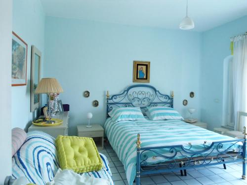 Un pat sau paturi într-o cameră la Apartment Maestrale by Interhome