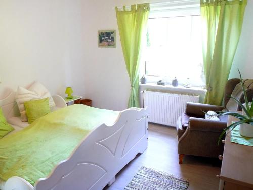 ein Schlafzimmer mit einem Bett, einem Stuhl und einem Fenster in der Unterkunft Apartment Christians by Interhome in Blomberg