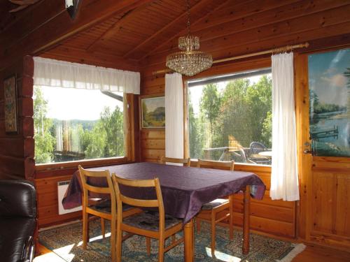comedor con mesa y 2 ventanas en Holiday Home Borrsjön - VMD028 by Interhome, en Gräsmark