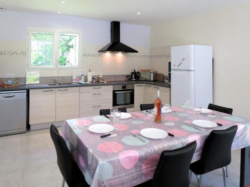 una cocina con mesa y mantel. en Holiday Home La Casita - CEM110 by Interhome, en Civrac-en-Médoc