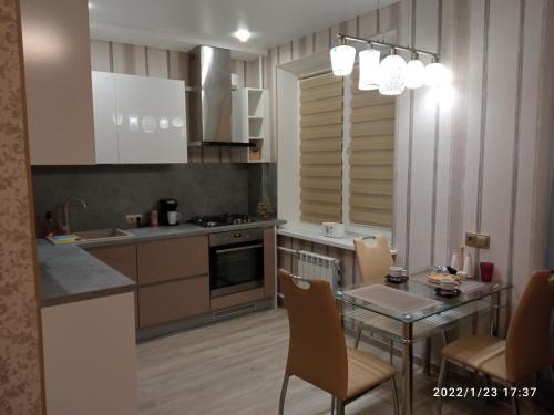 een keuken met een tafel en stoelen en een eetkamer bij Vanalinna Apartment in Narva