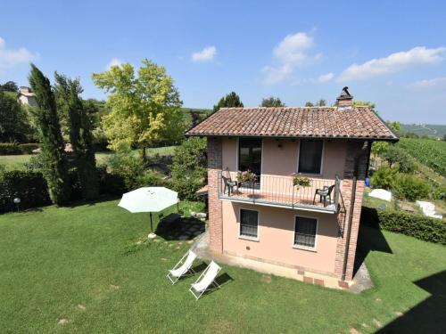 uma vista aérea de uma casa com uma varanda em Holiday Home La Corte Bricca - Casetta by Interhome em Castana