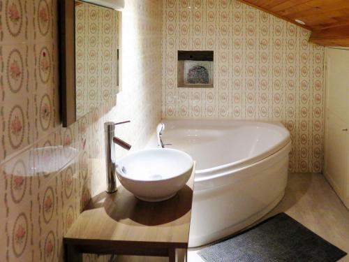 Bilik mandi di Holiday Home Aucéloun by Interhome