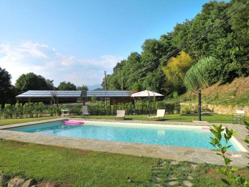 a swimming pool in the middle of a yard at Holiday Home L'Orlo del Bosco by Interhome in Levane