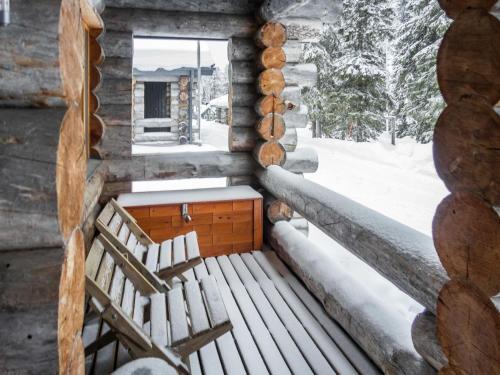 ルカにあるHoliday Home Kuusiruka 10 by Interhomeの雪の中のログキャビンのバルコニーからの景色