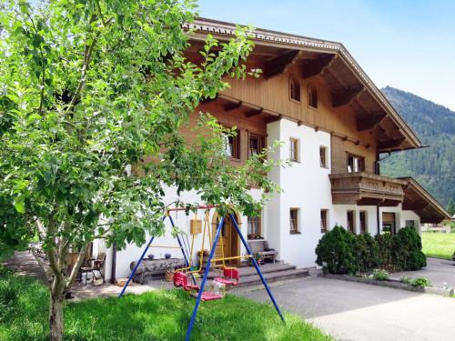 dom z placem zabaw przed nim w obiekcie Apartment Gredler-2 by Interhome w Mayrhofen