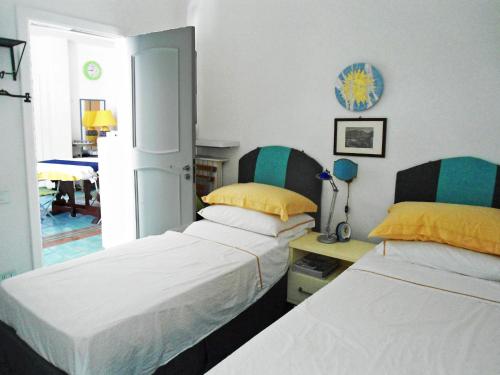 1 dormitorio con 2 camas y 1 dormitorio con mesa en Apartment Ponente by Interhome, en Isquia