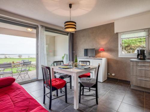 une cuisine et une salle à manger avec une table et des chaises dans l'établissement Apartment MEN DU-1 by Interhome, à Carnac