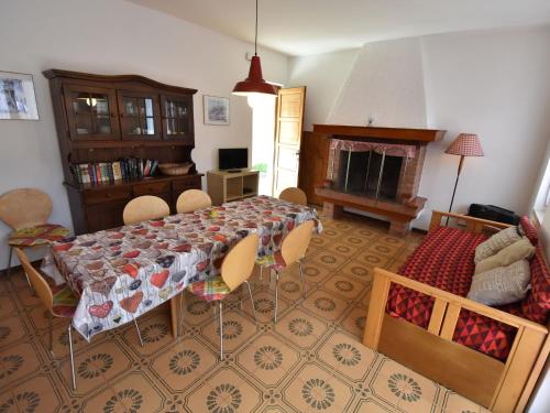 sala de estar con mesa con sillas y chimenea en Holiday Home Villa Martinelli-3 by Interhome, en Vesta