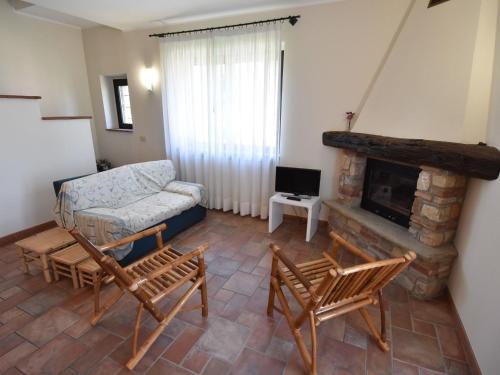 Holiday Home La Corte Bricca - Trilo Torretta by Interhome في Castana: غرفة معيشة مع أريكة ومدفأة