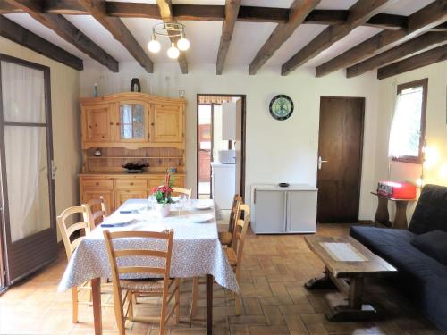 une cuisine et une salle à manger avec une table et des chaises dans l'établissement Holiday Home Vignas by Interhome, à Le Porge