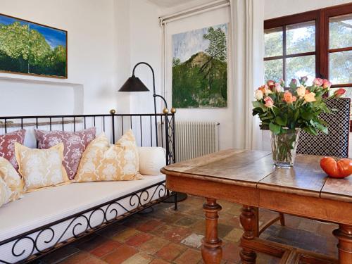 un salon avec un canapé et une table avec des fleurs dans l'établissement Apartment Olive by Interhome, à Vence