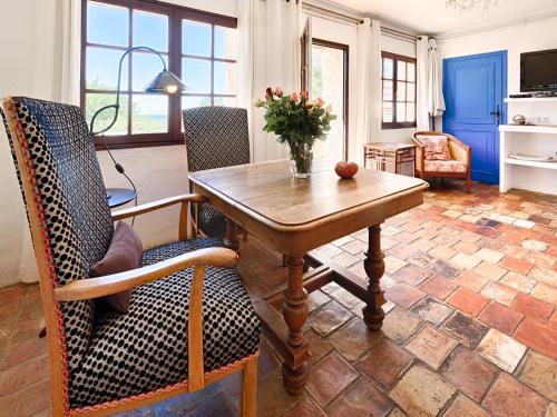 un salon avec une table et des chaises en bois dans l'établissement Apartment Olive by Interhome, à Vence