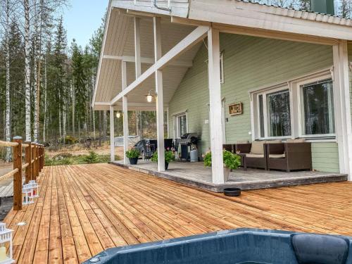 Casa con terraza de madera y piscina en Holiday Home Villa sipilä by Interhome, en Savonranta