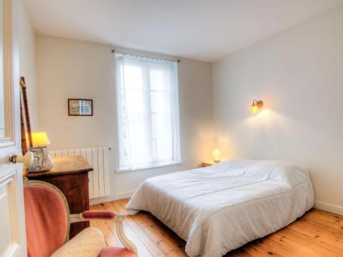 une chambre avec un lit, un bureau et une fenêtre dans l'établissement Holiday Home Petit Acacia by Interhome, à Dinard