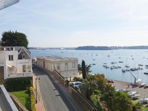 une vue d'un port avec des bateaux dans l'eau dans l'établissement Apartment Le Beauvoir Rose by Interhome, à Dinard