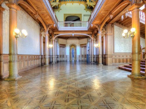 une pièce vide avec colonnes et plafond dans l'établissement Studio La Garde by Interhome, à Dinard