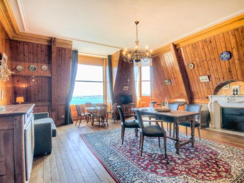 une cuisine et une salle à manger avec une table et des chaises dans l'établissement Studio La Garde by Interhome, à Dinard